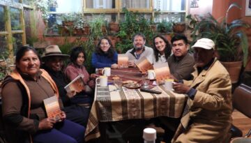 4. Reunion de entrega de libros con miembro de la comunidad